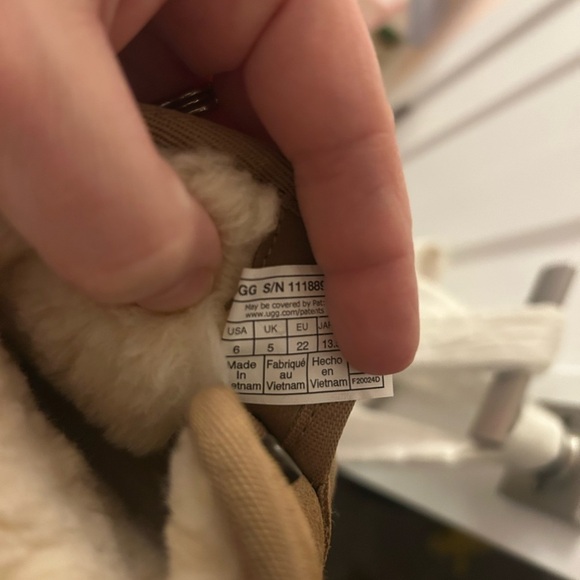 UGG Jona boots size 6 toddler - Picture 6 of 6